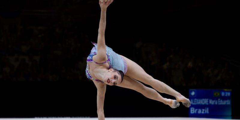 Maria Eduarda Alexandre estreia em seu primeiro Mundial de Ginástica Artística com  somatório alto na apresentação com bola - em 12/08/2026