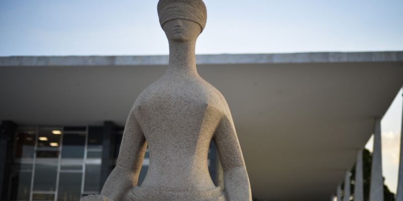 Fachada do Supremo Tribunal Federal (STF) com estátua A Justiça, de Alfredo Ceschiatti, em primeiro plano.
