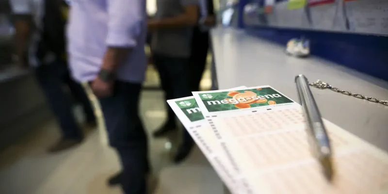 Apostadores fazem fila em casa lotérica. A Caixa Econômica Federal sorteia hoje (08) as seis dezenas do concurso 2.149 da Mega-Sena acumulada, que deve pagar um prêmio de R$ 170 milhões.