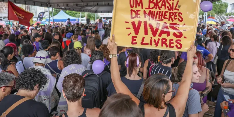 Brasília (DF), 07/12/2025 - O Levante Mulheres Vivas realiza ato na área central de Brasília para denunciar o feminicídio e todas as formas de violência contra mulheres.
 Foto: Marcelo Camargo/Agência Brasil