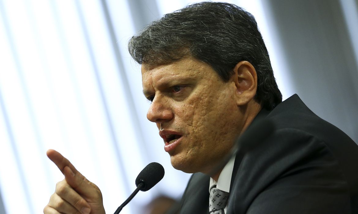 O ministro da Infraestrutura, Tarcísio de Freitas, participa de audiência pública na Comissão de Serviços de Infraestrutura do Senado.