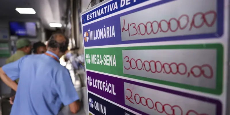 Brasília (DF), 23/05/2026 - O concurso 3.010 da Mega-Sena especial de 30 anos deve pagar neste domingo (24) um prêmio estimado de R$ 300 milhões para quem acertar as seis dezenas. Foto: Marcelo Camargo/Agência Brasil
