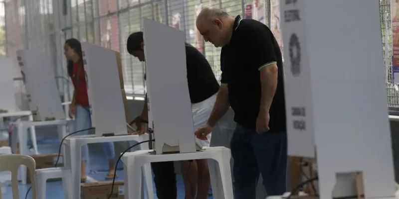 Eleitores votam no 1º turno em seção eleitoral no Colégio Maria Raythe, na Tijuca, zona norte da cidade.