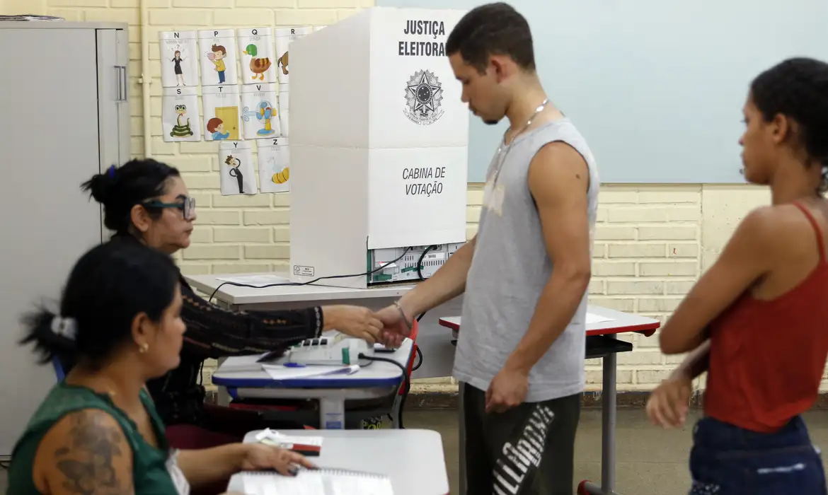 Valparaíso (GO), 06/10/2024 - Eleitores durante dia de votação nas eleições 2024. Foto: Bruno Peres/Agência Brasil