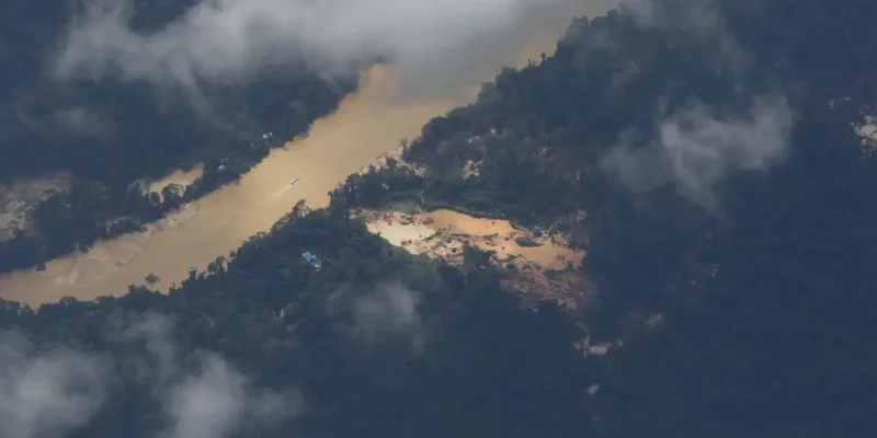 Rios contaminados têm coloração e margem afetados pela atuação de garimpo ilegal na região do Surucucu, dentro da Terra Indígena Yanomami, Oeste de Roraima, avistados em sobrevoo da Força Aéra Brasileira para lançamendo de suprimentos.