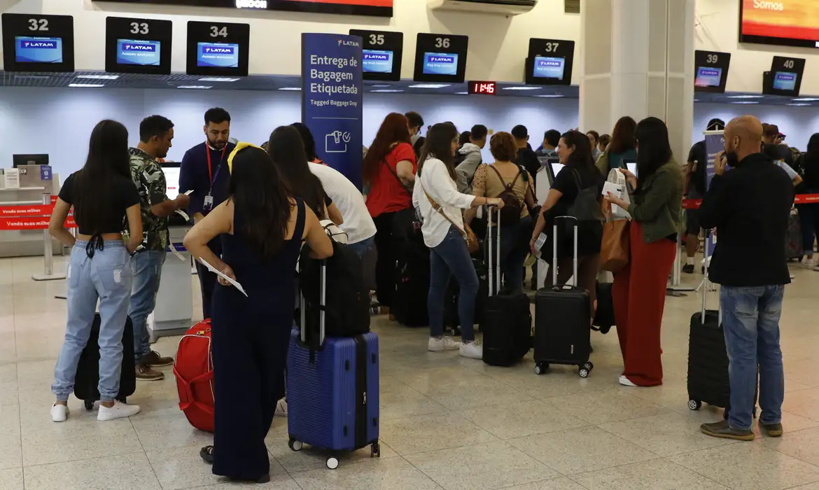 Movimento de passageiros no Aeroporto Santos Dumont no primeiro dia de greve dos aeronautas.