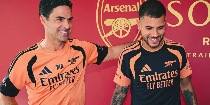 Bruno Guimarães é contratado pelo Arsenal. Na foto ele está ao lado do técnico Mikel Arteta - em 08/08/2026