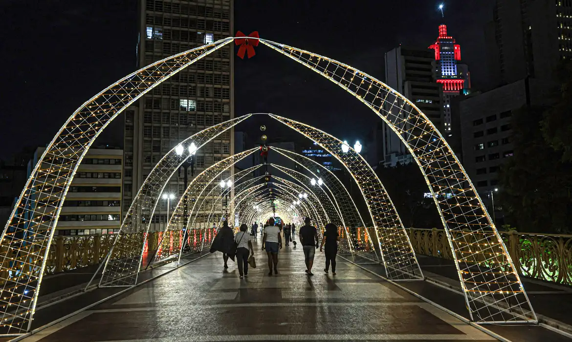 São Paulo (SP), 07/12/2025 - Decoração de Natal no Largo de São Bento e Viaduto Santa Ifigenia. Foto: Paulo Pinto/Agência Brasil