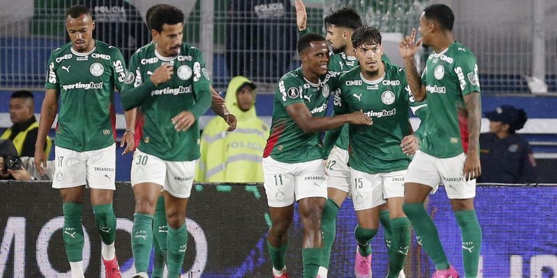 Soccer Football - Copa Libertadores - Round of 16 - Second Leg - Cerro Porteno v Palmeiras - Estadio ueno La Nueva Olla, Asuncion, Paraguay - August 19, 2026 Palmeiras' Gustavo Raul Gomez Portillo celebrates scoring their first goal with teammates REUTERS/Cesar Olmedo