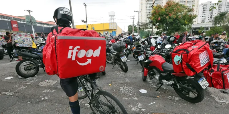 São Paulo (SP), 31/03/2025 - Entregadores de aplicativos de delivery em greve fazem manifestação na frente a sede do iFood em Osasco. Foto: Paulo Pinto/Agência Brasil