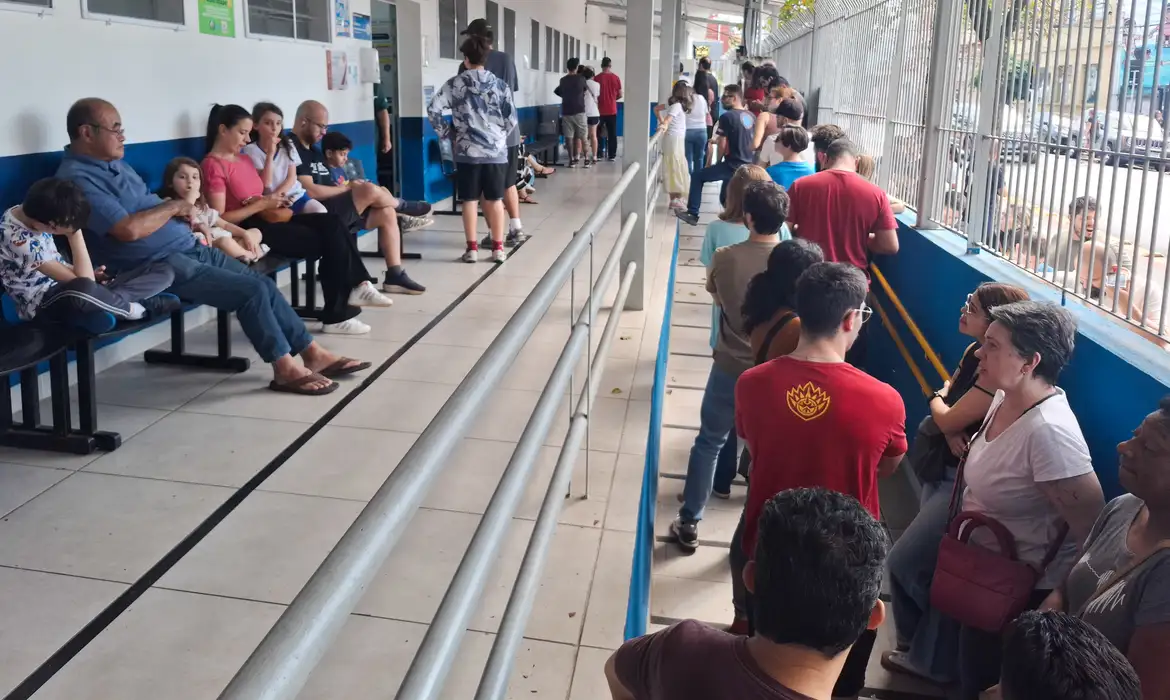 Fila nos postos para vacinação. Foto:  Bruno Bocchini/Agência Brasil
