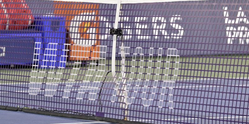 Logo da WTA na rede durante partida de torneio do circuito feminino de tênis profissional em Montreal, no Canadá
28 de julho de 2025 Eric Bolte-Imagn Images