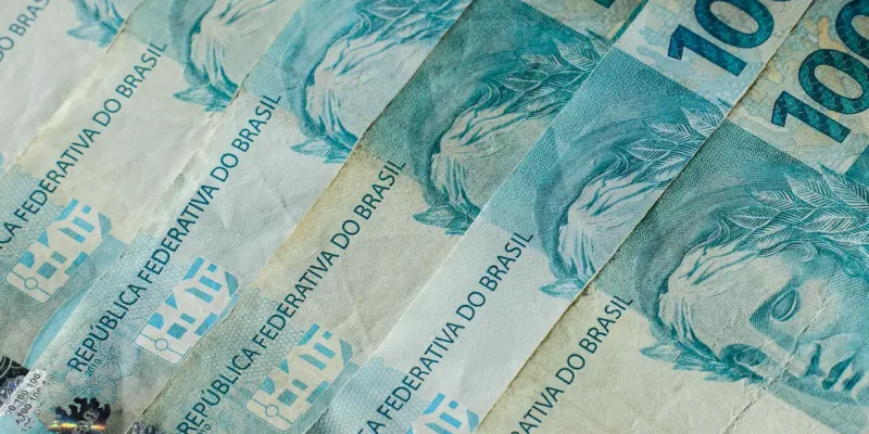 10/07/2026 - Brasília - dinheiro, moeda, real, reais, cédula, cédulas, nota, notas, moeda brasileira, dinheiro brasileiro, inflação, inflação alta, deflação, economia, economia brasileira, mercado, mercado financeiro, finanças, finanças pessoais, orçamento, orçamento doméstico, renda, renda familiar, salário, salário mínimo, remuneração, vencimento, pagamento, poder de compra, custo de vida, custo dos alimentos, aumento de preços, alta dos preços, carestia, desvalorização, valorização, perda do poder de compra, crise econômica, recessão, crescimento econômico, consumo, consumidor, compras, supermercado, cesta básica, despesas, gastos, contas, contas a pagar, boletos, dívida, dívidas, endividamento, inadimplência, poupança, economia doméstica, investimento, investimentos, aplicações financeiras, juros, taxa de juros, taxa Selic, Banco Central, crédito, empréstimo, financiamento, cartão de crédito, débito, PIX, transferência bancária, banco, instituição financeira, orçamento familiar, planejamento financeiro, reserva de emergência, patrimônio, riqueza, patrimônio líquido, capital, capital financeiro, lucro, prejuízo, receita, despesa, balanço financeiro, impostos, tributos, tributação, imposto de renda, arrecadação, arrecadação fiscal, carga tributária, imposto, taxa, tarifas, câmbio, dólar, euro, cotação, câmbio flutuante, desvalorização cambial, valorização cambial, moeda estrangeira, inflação acumulada, índice de preços, IPCA, INPC, IGP-M, poder aquisitivo, renda per capita, desenvolvimento econômico, estabilidade econômica, política monetária, política fiscal, oferta, demanda, produtividade, consumo consciente, educação financeira, planejamento financeiro, equilíbrio financeiro, independência financeira, riqueza, prosperidade, orçamento público, gastos públicos, contas públicas, déficit, superávit, tesouro nacional, moeda forte, moeda fraca, liquidez, circulação de dinheiro, s