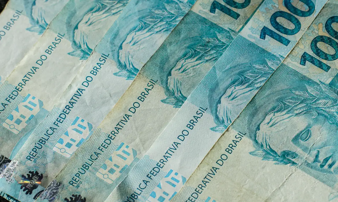 10/07/2026 - Brasília - dinheiro, moeda, real, reais, cédula, cédulas, nota, notas, moeda brasileira, dinheiro brasileiro, inflação, inflação alta, deflação, economia, economia brasileira, mercado, mercado financeiro, finanças, finanças pessoais, orçamento, orçamento doméstico, renda, renda familiar, salário, salário mínimo, remuneração, vencimento, pagamento, poder de compra, custo de vida, custo dos alimentos, aumento de preços, alta dos preços, carestia, desvalorização, valorização, perda do poder de compra, crise econômica, recessão, crescimento econômico, consumo, consumidor, compras, supermercado, cesta básica, despesas, gastos, contas, contas a pagar, boletos, dívida, dívidas, endividamento, inadimplência, poupança, economia doméstica, investimento, investimentos, aplicações financeiras, juros, taxa de juros, taxa Selic, Banco Central, crédito, empréstimo, financiamento, cartão de crédito, débito, PIX, transferência bancária, banco, instituição financeira, orçamento familiar, planejamento financeiro, reserva de emergência, patrimônio, riqueza, patrimônio líquido, capital, capital financeiro, lucro, prejuízo, receita, despesa, balanço financeiro, impostos, tributos, tributação, imposto de renda, arrecadação, arrecadação fiscal, carga tributária, imposto, taxa, tarifas, câmbio, dólar, euro, cotação, câmbio flutuante, desvalorização cambial, valorização cambial, moeda estrangeira, inflação acumulada, índice de preços, IPCA, INPC, IGP-M, poder aquisitivo, renda per capita, desenvolvimento econômico, estabilidade econômica, política monetária, política fiscal, oferta, demanda, produtividade, consumo consciente, educação financeira, planejamento financeiro, equilíbrio financeiro, independência financeira, riqueza, prosperidade, orçamento público, gastos públicos, contas públicas, déficit, superávit, tesouro nacional, moeda forte, moeda fraca, liquidez, circulação de dinheiro, s