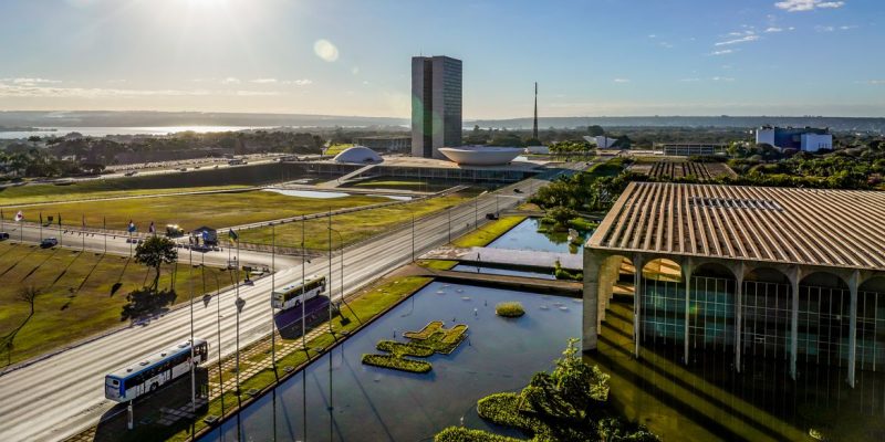 22/07/2026 - Brasília - A manhã nasce dourada sobre a Esplanada dos Ministérios. O Congresso Nacional recorta o horizonte como um símbolo de história e futuro, enquanto o Palácio do Itamaraty repousa em silêncio, espelhando a luz que anuncia um novo dia. Em Brasília, até o sol parece contemplar a beleza de sua própria obra. Foto: Rafa Neddermeyer/ Agência Brasil