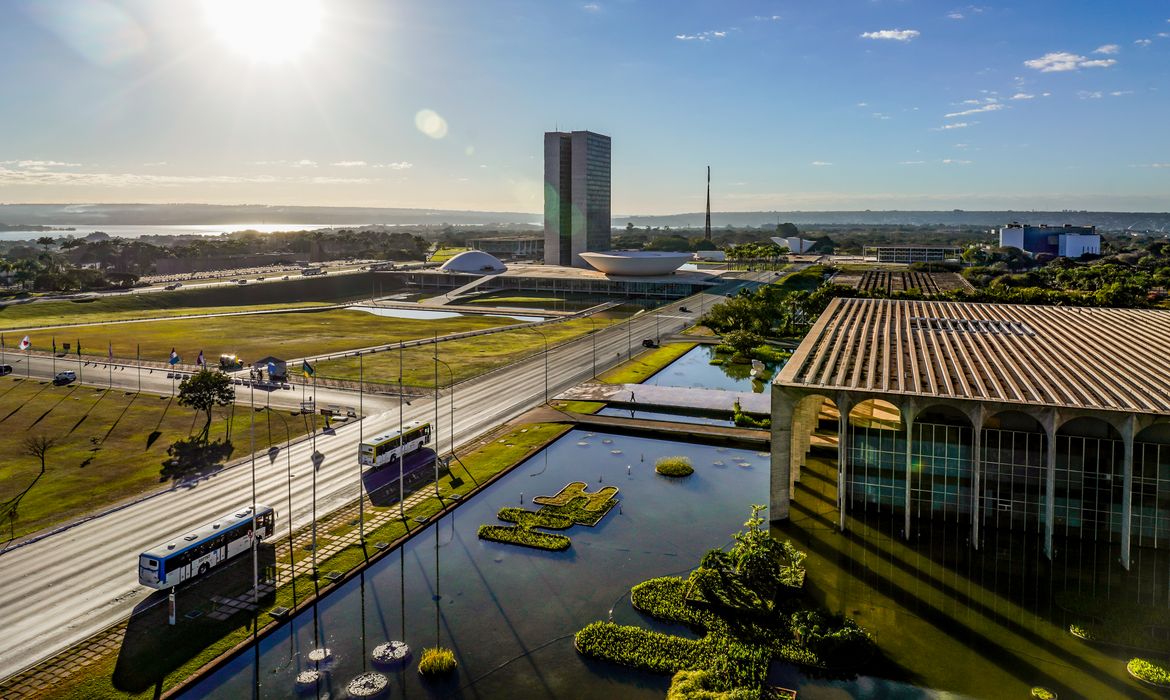 22/07/2026 - Brasília - A manhã nasce dourada sobre a Esplanada dos Ministérios. O Congresso Nacional recorta o horizonte como um símbolo de história e futuro, enquanto o Palácio do Itamaraty repousa em silêncio, espelhando a luz que anuncia um novo dia. Em Brasília, até o sol parece contemplar a beleza de sua própria obra. Foto: Rafa Neddermeyer/ Agência Brasil