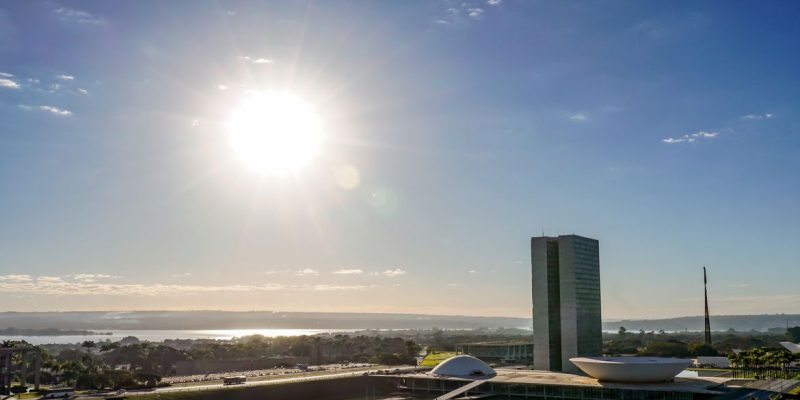 22/07/2026 - Brasília - A manhã nasce dourada sobre a Esplanada dos Ministérios. O Congresso Nacional recorta o horizonte como um símbolo de história e futuro, espelhando a luz que anuncia um novo dia. Em Brasília, até o sol parece contemplar a beleza de sua própria obra. Foto: Rafa Neddermeyer/ Agência Brasil