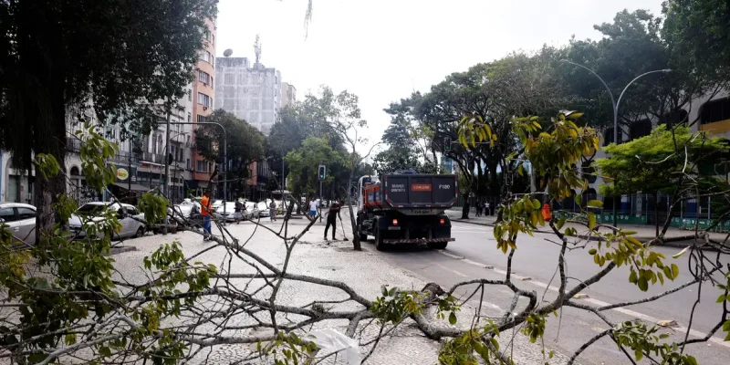 Rio de Janeiro (RJ), 30/07/2026 - Estragos provocados pelos fortes ventos que atingiram a cidade  na tarde desta quarta-feira (29).  Foto: Tânia Rêgo/Agência Brasil