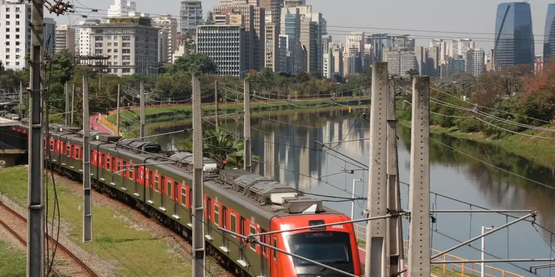 Trem da Companhia Paulista de Trens Metropolitanos - CPTM na Marginal Pinheiros.