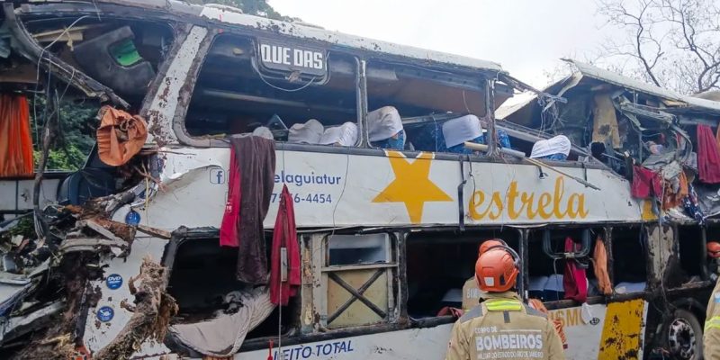 Pessoas morreram e outras 40 ficaram feridas após um ônibus tombar na BR-040 em Petrópolis. Foto: CBMRJ