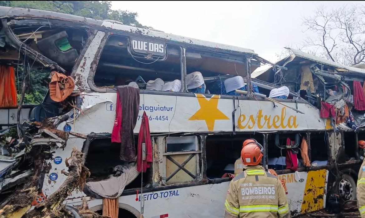 Pessoas morreram e outras 40 ficaram feridas após um ônibus tombar na BR-040 em Petrópolis. Foto: CBMRJ