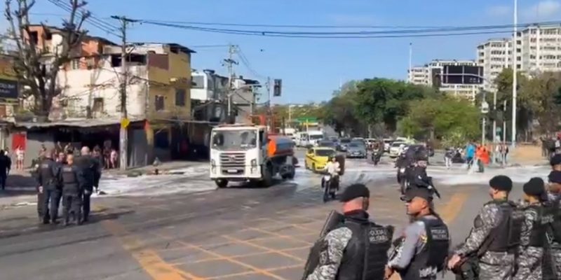 Equipes do #3BPM, #6BPM e #RECOM foram mobilizadas após uma manifestação na Avenida Rei Pelé, nas proximidades da Mangueira. A situação foi controlada e o trânsito já está liberado. O policiamento segue reforçado na região. Reprodução Vídeo/@PMERJ