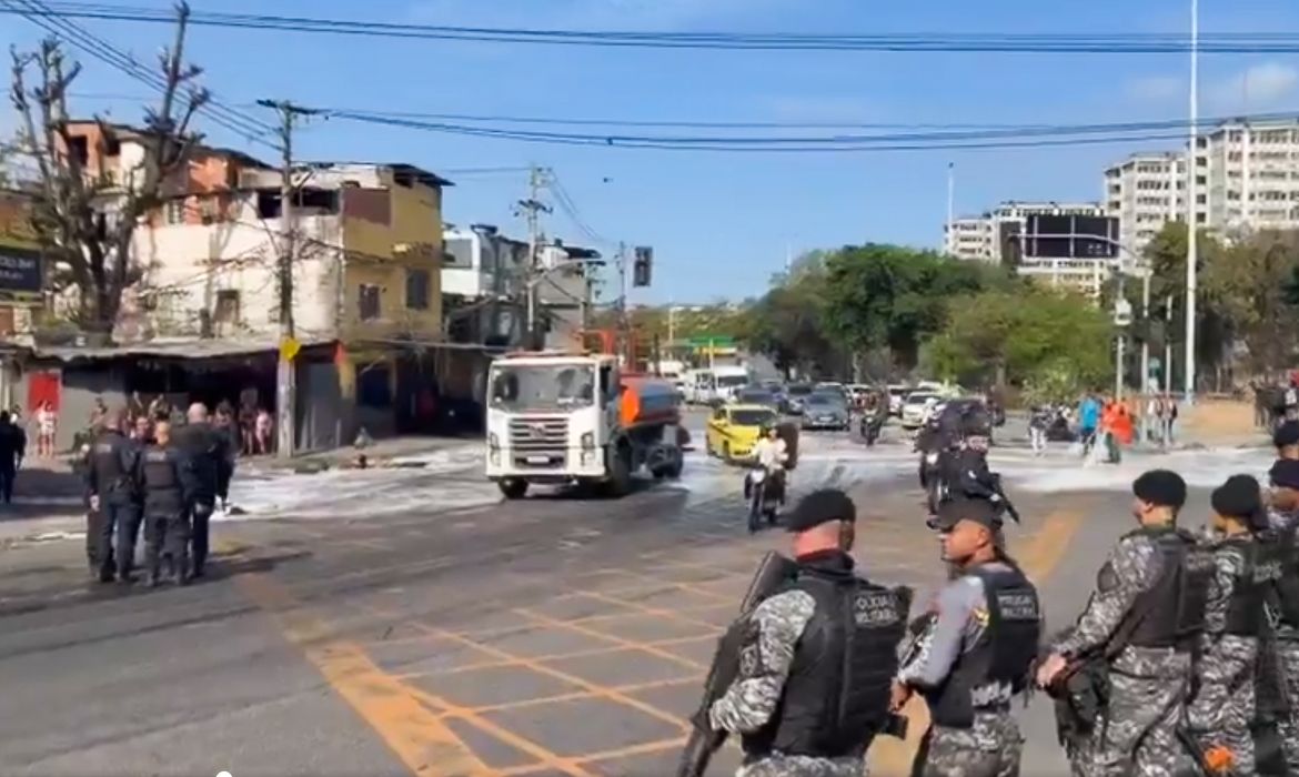 Equipes do #3BPM, #6BPM e #RECOM foram mobilizadas após uma manifestação na Avenida Rei Pelé, nas proximidades da Mangueira. A situação foi controlada e o trânsito já está liberado. O policiamento segue reforçado na região. Reprodução Vídeo/@PMERJ