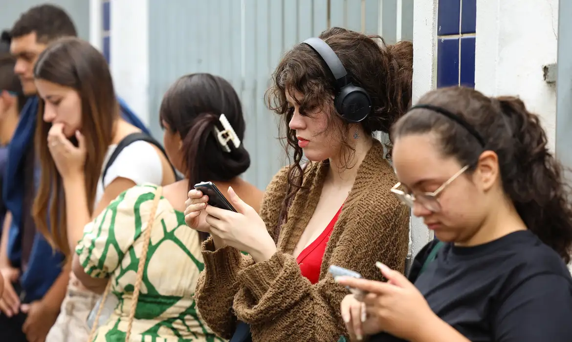 Rio de Janeiro (RJ), 16/11/2025 – Estudantes aguardam abertura dos portões no segundo dia do Exame Nacional do Ensino Médio (Enem), no Cefet Maracanã, na zona norte do Rio de Janeiro. Foto: Tomaz Silva/Agência Brasil