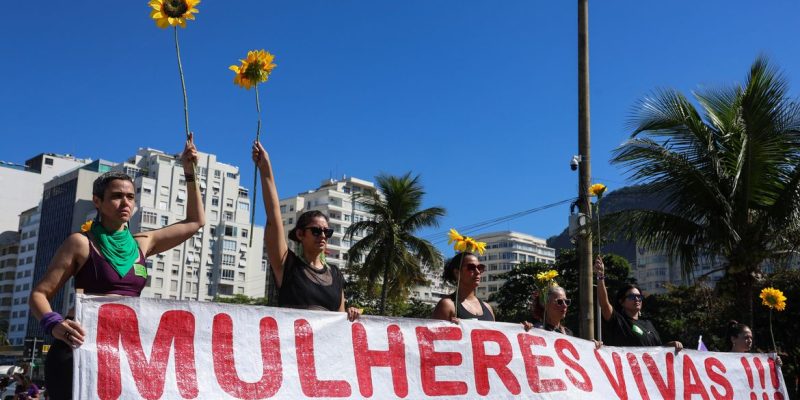 Rio de Janeiro (RJ), 29/07/2026 – O Levante Mulheres Vivas e movimentos sociais fazem manifestação em defesa do projeto de lei (PL 896/2023) que criminaliza a misoginia, na praia de Copacabana, na zona sul do Rio de Janeiro. Foto: Tomaz Silva/Agência Brasil