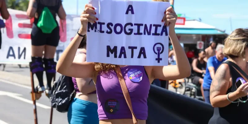 Rio de Janeiro (RJ), 29/07/2026 – O Levante Mulheres Vivas e movimentos sociais fazem manifestação em defesa do projeto de lei (PL 896/2023) que criminaliza a misoginia, na praia de Copacabana, na zona sul do Rio de Janeiro. Foto: Tomaz Silva/Agência Brasil