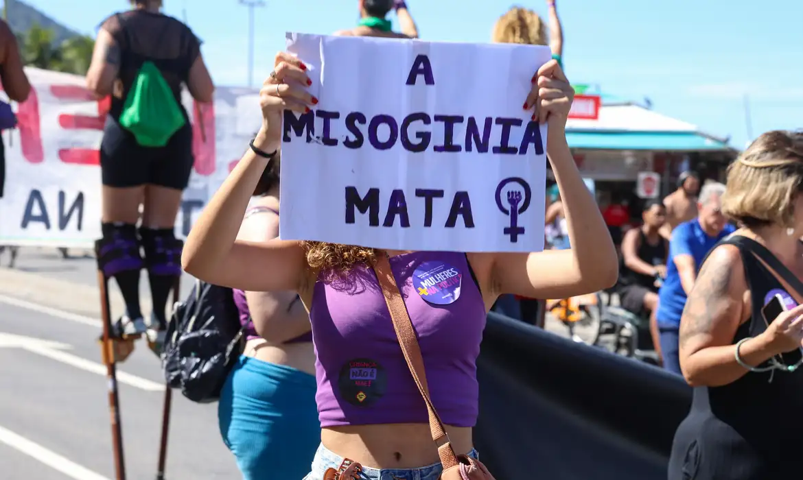 Rio de Janeiro (RJ), 29/07/2026 – O Levante Mulheres Vivas e movimentos sociais fazem manifestação em defesa do projeto de lei (PL 896/2023) que criminaliza a misoginia, na praia de Copacabana, na zona sul do Rio de Janeiro. Foto: Tomaz Silva/Agência Brasil