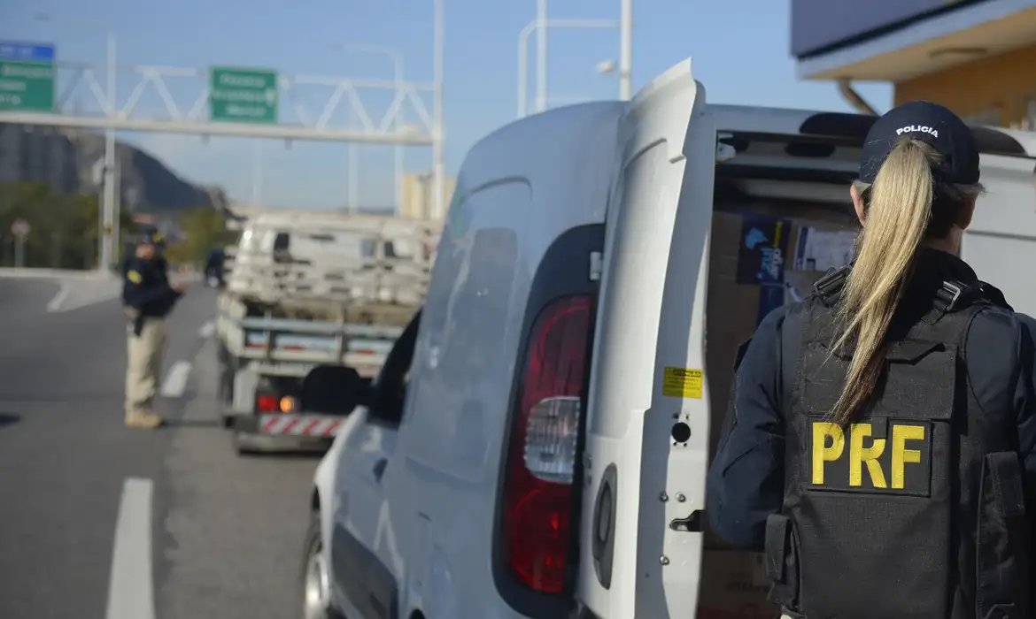 Polícia Rodoviária Federal  inicia utilização de bafômetros passivos na praça do pedágio, Ponte Rio-Niterói (BR-101).