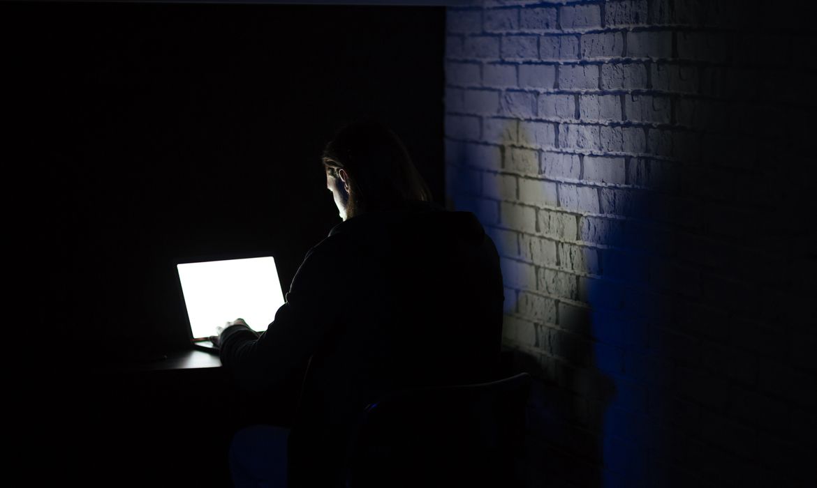 Fraude, golpe, cibercrime, telefone celular- Idec aponta fragilidades na segurança de aplicativos de bancos. Foto: Vadym Drobot/Freepick