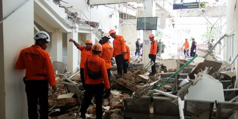 Indonésia - 15/07/2026 - Equipes de resgate trabalham nos escombros causados por forte terremoto neste sábado. Foto: REUTERS/Willy Kurniawan/Proibida Reprodução